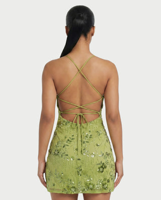 Vestido mini de malla con aberturas y detalle de cadena de JUVIA