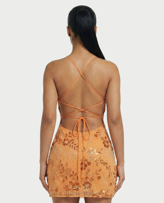 Vestido mini de malla con aberturas y detalle de cadena de JUVIA