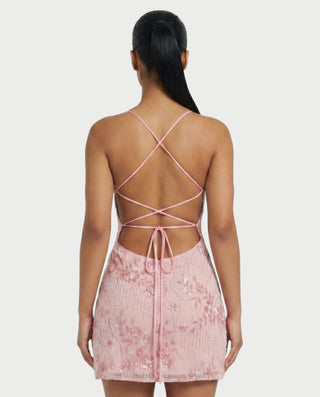 Vestido mini de malla con aberturas y detalle de cadena de JUVIA