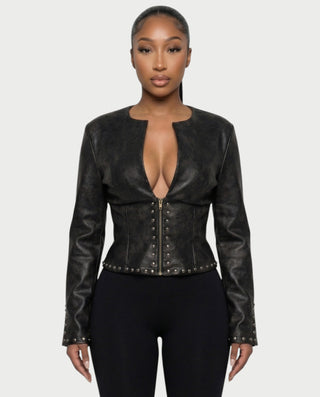 Chaleco corto con hebilla frontal de piel sintética QUELLA