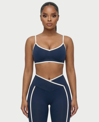 Chaleco corto con hebilla frontal de piel sintética QUELLA