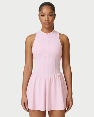 Vestido mini de malla con aberturas y detalle de cadena de JUVIA