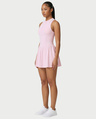 Vestido mini de malla con aberturas y detalle de cadena de JUVIA