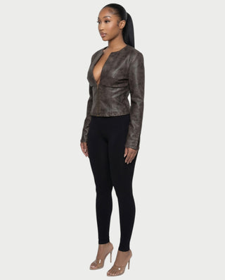 Chaleco corto con hebilla frontal de piel sintética QUELLA