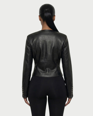 Chaleco corto con hebilla frontal de piel sintética QUELLA