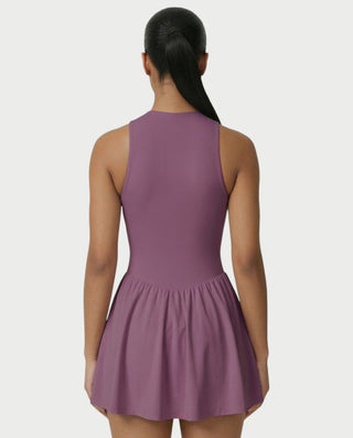 Vestido mini de malla con aberturas y detalle de cadena de JUVIA