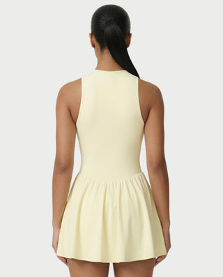 Vestido mini de malla con aberturas y detalle de cadena de JUVIA