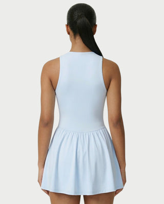 Vestido mini de malla con aberturas y detalle de cadena de JUVIA