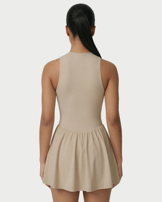 Vestido mini de malla con aberturas y detalle de cadena de JUVIA