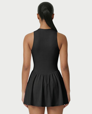 Vestido mini de malla con aberturas y detalle de cadena de JUVIA