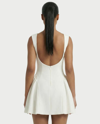 Vestido mini de malla con aberturas y detalle de cadena de JUVIA