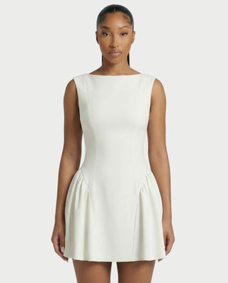 Vestido mini de malla con aberturas y detalle de cadena de JUVIA
