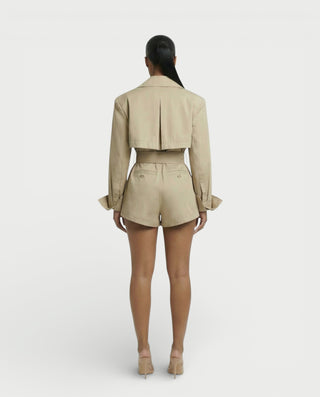 Mono de satén con plumas sintéticas y cuello en V profundo de LANNY