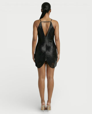 Vestido mini de malla con aberturas y detalle de cadena de JUVIA