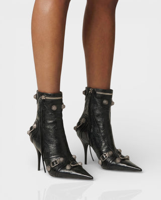 Botines de piel con tachuelas y punta puntiaguda REVINA