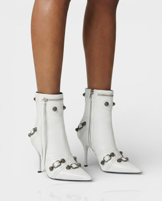 Botines de piel con tachuelas y punta puntiaguda REVINA