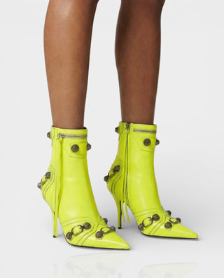 Botines de piel con tachuelas y punta puntiaguda REVINA