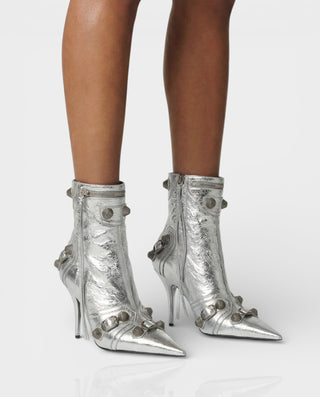 Botines de piel con tachuelas y punta puntiaguda REVINA