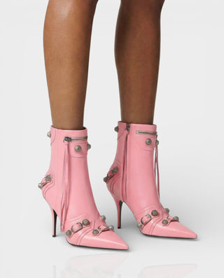 Botines de piel con tachuelas y punta puntiaguda REVINA