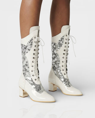 Botas de media caña bordadas con cordones AROLA