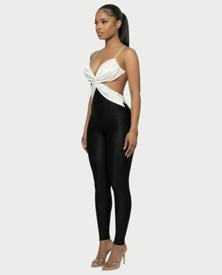 Mono NIANA de satén con aberturas retorcidas