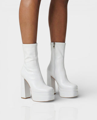 Botas de piel sintética con tacón grueso de SOREYA