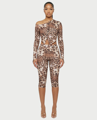 Conjunto de top asimétrico con estampado de leopardo y pantalones capri de REVNA