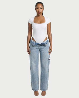 Mono de satén con plumas sintéticas y cuello en V profundo de LANNY