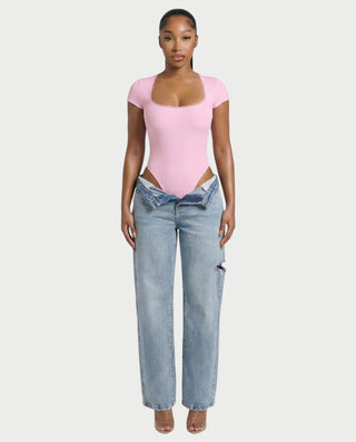 Mono de satén con plumas sintéticas y cuello en V profundo de LANNY