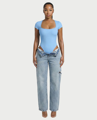 Mono de satén con plumas sintéticas y cuello en V profundo de LANNY