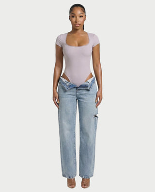 Mono de satén con plumas sintéticas y cuello en V profundo de LANNY