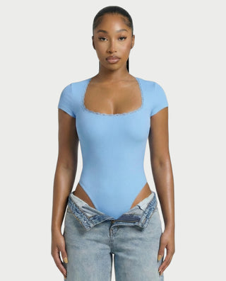 Mono de satén con plumas sintéticas y cuello en V profundo de LANNY