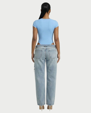 Mono de satén con plumas sintéticas y cuello en V profundo de LANNY