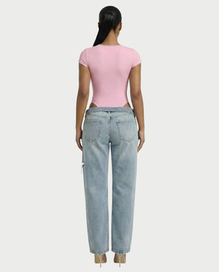 Mono de satén con plumas sintéticas y cuello en V profundo de LANNY