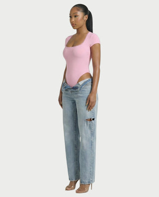 Mono de satén con plumas sintéticas y cuello en V profundo de LANNY