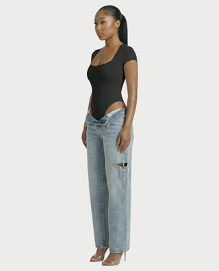 Mono de satén con plumas sintéticas y cuello en V profundo de LANNY