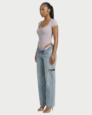 Mono de satén con plumas sintéticas y cuello en V profundo de LANNY