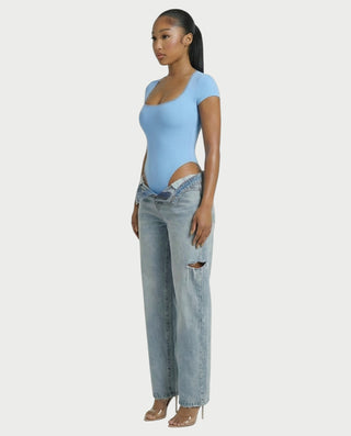 Mono de satén con plumas sintéticas y cuello en V profundo de LANNY