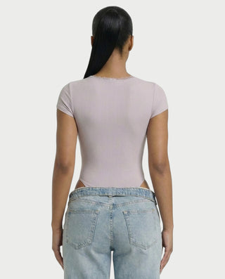 Mono de satén con plumas sintéticas y cuello en V profundo de LANNY