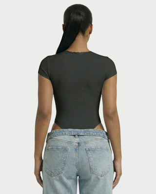 Mono de satén con plumas sintéticas y cuello en V profundo de LANNY