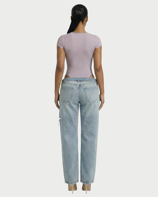 Mono de satén con plumas sintéticas y cuello en V profundo de LANNY