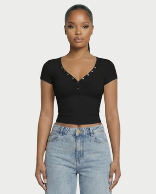 Chaleco corto con hebilla frontal de piel sintética QUELLA