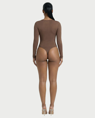 Mono de satén con plumas sintéticas y cuello en V profundo de LANNY