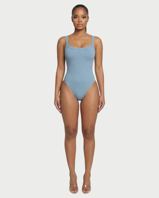 Mono de satén con plumas sintéticas y cuello en V profundo de LANNY