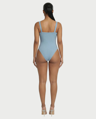 Mono de satén con plumas sintéticas y cuello en V profundo de LANNY