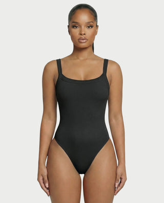 Mono de satén con plumas sintéticas y cuello en V profundo de LANNY