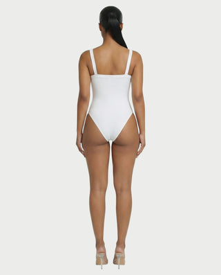 Mono de satén con plumas sintéticas y cuello en V profundo de LANNY