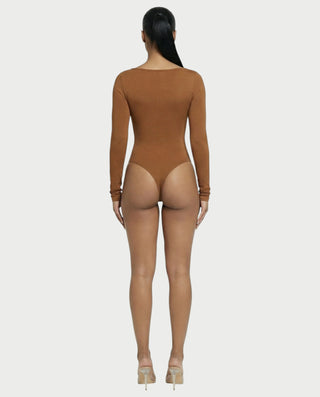 Mono de satén con plumas sintéticas y cuello en V profundo de LANNY