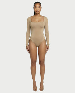 Mono de satén con plumas sintéticas y cuello en V profundo de LANNY