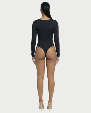 Mono de satén con plumas sintéticas y cuello en V profundo de LANNY